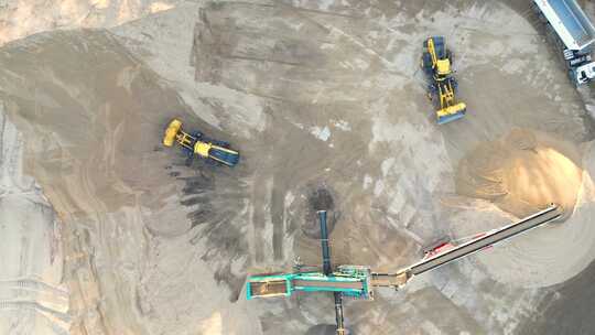 采砂场鸟瞰图，建筑工业用砂的工业提取。挖掘机和