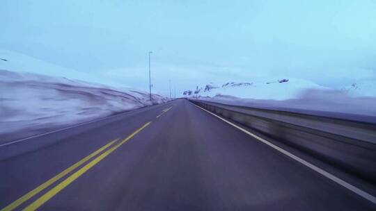 冰雪覆盖的山路上高速行驶汽车