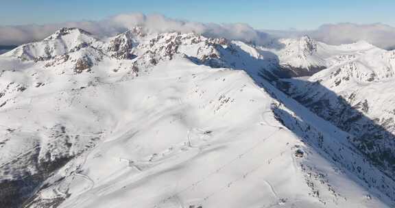 航拍雪山滑雪场