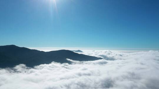 山峰云海延时山上高空云翻滚