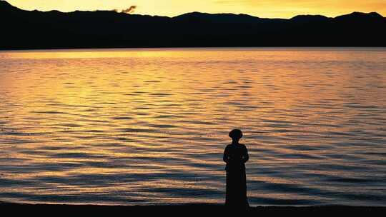 湖边少女的剪影 泸沽湖畔的摩梭少女
