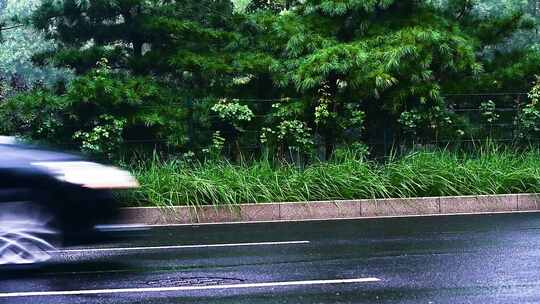 雨后汽车行驶水花飞溅