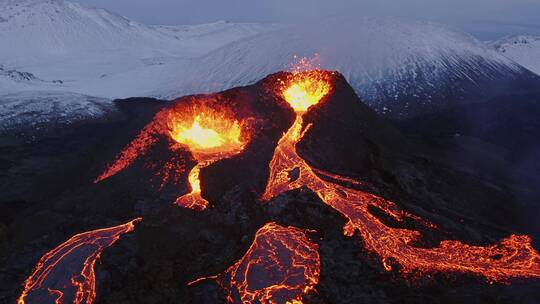 航拍喷涌的火山岩浆