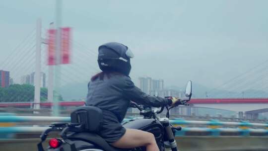城市骑行摩托车女骑视频素材模板下载