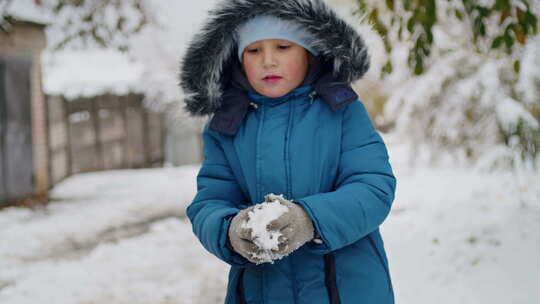 在一个多雪的城市，一个强壮的孩子与暴雪娱