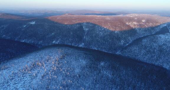 航拍大兴安岭雪色山岭银装素裹