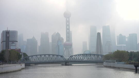 清晨大雾天气上海城市外滩陆家嘴高楼大厦