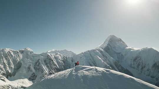 登山攀登雪山航拍