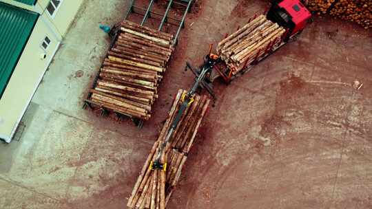 木材装载机在生产中，整装木材视频素材模板下载