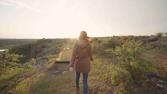 一个年轻的女旅行者在峡谷的山上散步