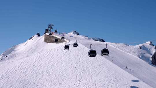 奥地利阿尔卑斯山雪景上的滑雪缆车