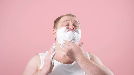 男人在脸上抹剃须泡沫