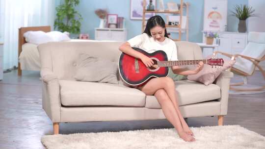 美女在家弹吉他