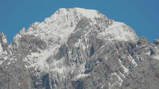 高原蓝天雪山