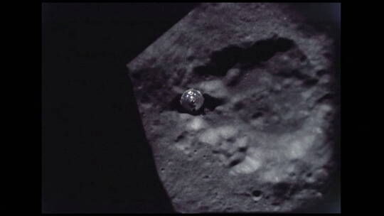登月舱飞往月球陨石坑影像