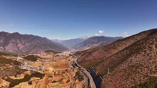 航拍高山公路车流