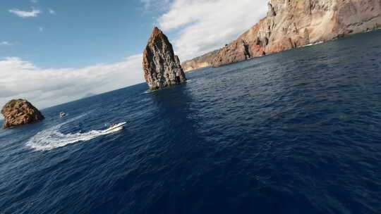 FPV穿越机无人机航拍游艇礁石海岛蓝天白云
