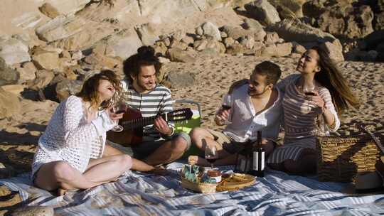 一群朋友一起唱歌