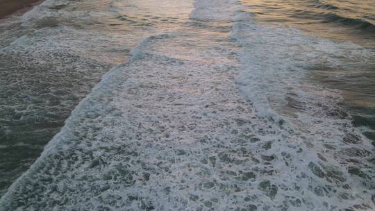海浪在冲击海滩无人机拍摄