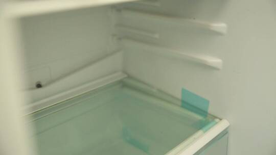 打开冰箱存放泡菜咸菜密封罐
