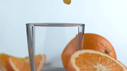 橙汁倒入玻璃杯慢动作镜头