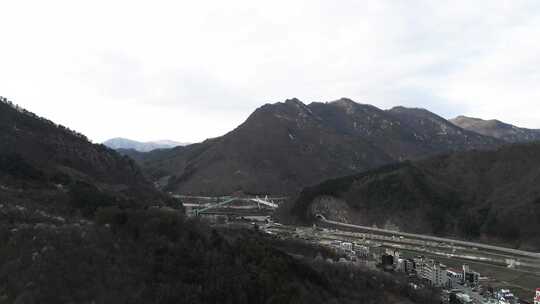 无人机在韩国江原道春川市拍摄山丘和山脉