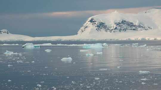 崩塌的冰山。全球变暖，生态状况，融化的冰