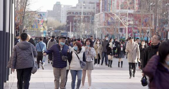 8k正面实拍街道上的人流