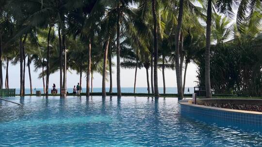 海南三亚海边度假酒店游泳池