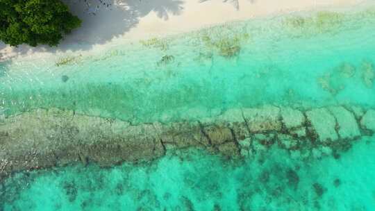 白天无人机旅游拍摄的白沙天堂海滩和水绿松石水背景