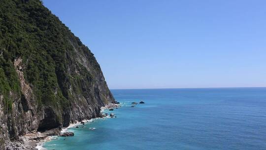 晴天海边无人沙滩平静蓝色干净海面