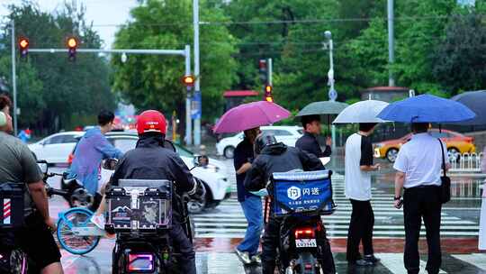 北京雨季下雨大雨暴雨街景