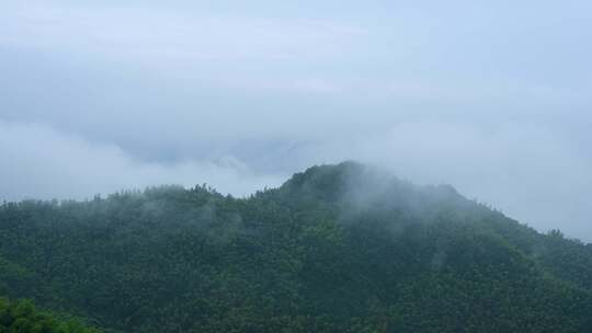 清晨的大山和云雾