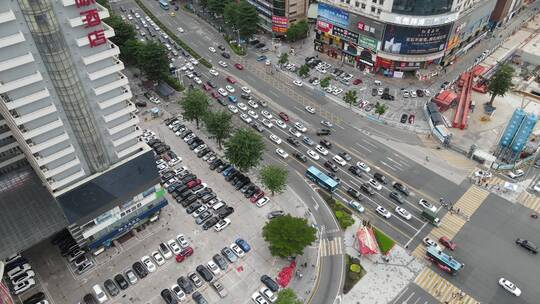 下班时段的城市路口