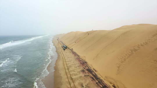 纳米布沙漠边缘海滩上汽车的宽螺旋照片