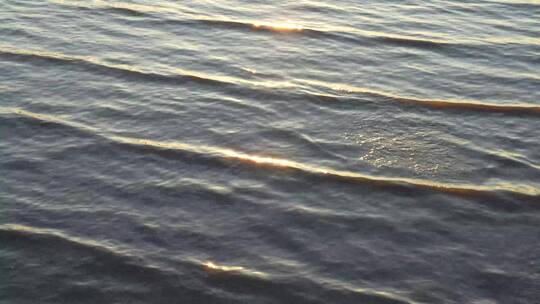 日落时分，江面一条一条的波纹