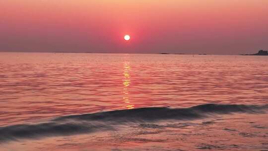 海上日落，夕阳映照水面的美丽景象