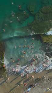 垂直视频地中海静修晚间海滩避风港