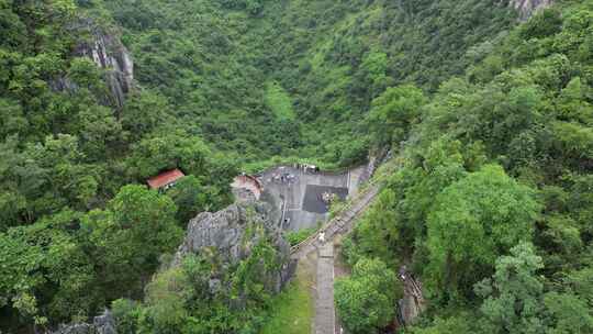 山林间观景台及游客俯瞰景象