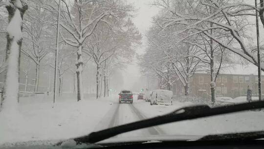 行驶在暴风雪公路上的汽车