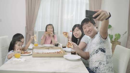 周末一家人吃披萨视频素材模板下载