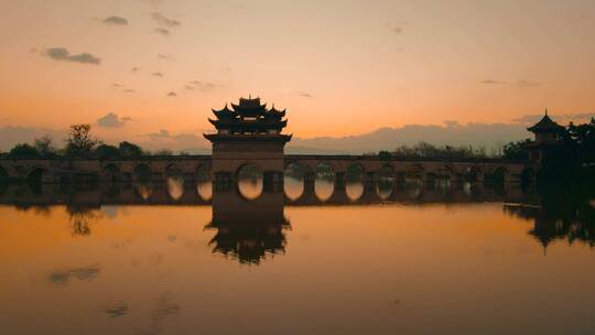 夕阳古桥日出前的云南建水双龙桥十七孔桥