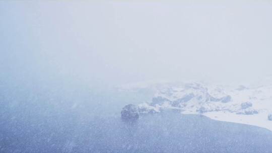 4K冬日风景雪景雪山湖面云彩海面