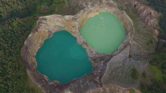 印度尼西亚克里穆图双火山湖的鸟瞰图。