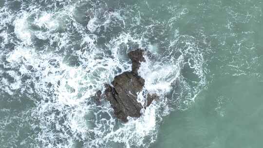 俯拍大海礁石海浪景象