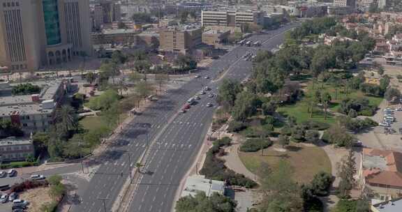 城市天线附近道路上的车辆