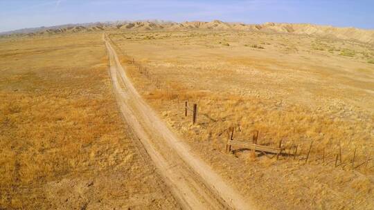 航拍加利福尼亚卡里佐平原沙漠中一条道路视频素材模板下载