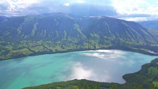 新疆北疆阿勒泰喀纳斯湖夏天风景