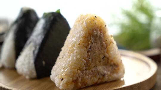 沙丁鱼海苔饭团