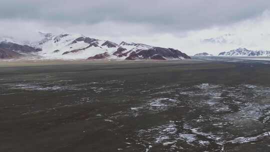 航拍新藏线上喀喇昆仑山脉雪山